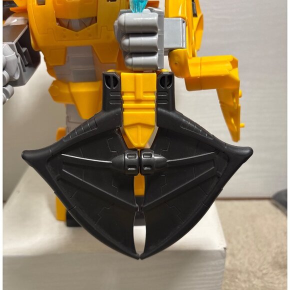 Rescue Bots Knight Watch Bumblebee Transformers Playskool Heroes Hasbro TOMY - Picture 5 of 9